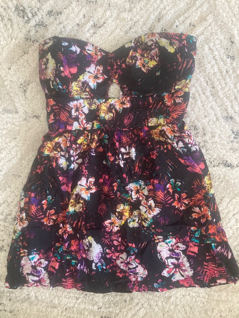 NWT bebe 2b black multi color Cutout Back Print Strapless Bustier top dress